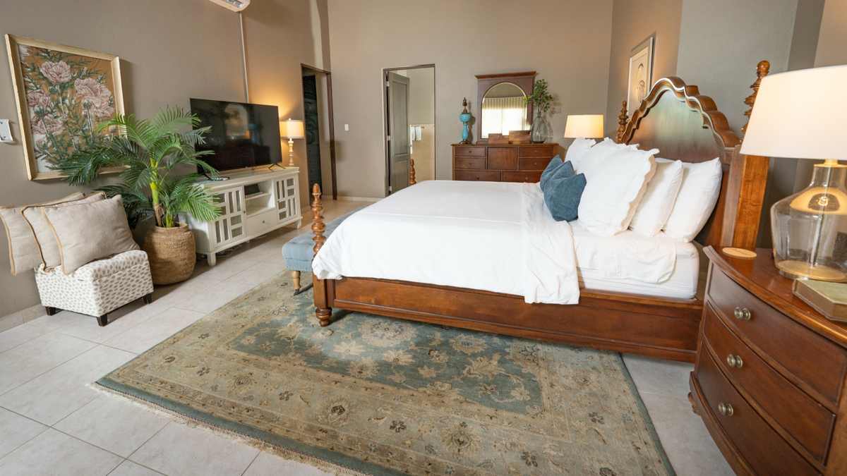 Master suite with four-poster bed